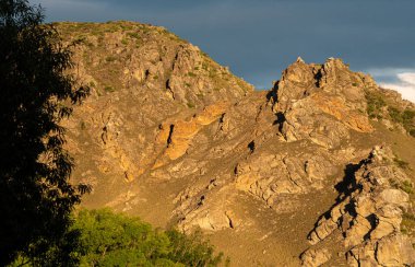 Gün batımında engebeli dağlar Roxburgh Boğazı Yeni Zelanda NZ