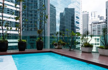 Yüzme havuzu gökdeleni çatı havuzu lüks içinde yaşıyor güneydoğu Asya Malezya fotoğrafı