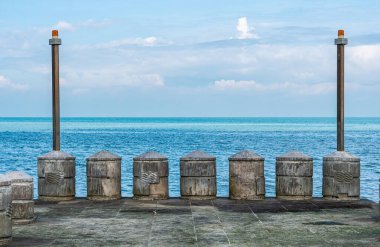 Taştan gri iskele delinmiş Malezya Peng deniz mavisi fotoğraf