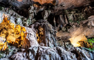 Budist mağara tapınağı güneydoğu Asya 'daki taş duvarları kapatın.
