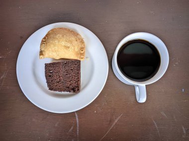 Bir fincan kahve ve iki dilim kek.