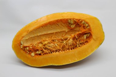 Balkabağı dilimleri eliptiktir ve lifler görünür.