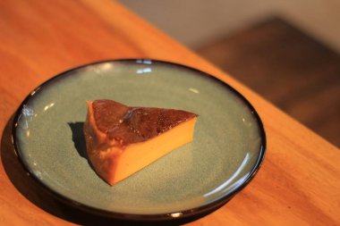 Turta tabakta servis edilir.