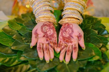 Düğünden önceki geleneğe Mappacci ya da Mappacci gecesi denir. Bu da ruhu arındırmak anlamına geliyor. Bugis dilindeki 