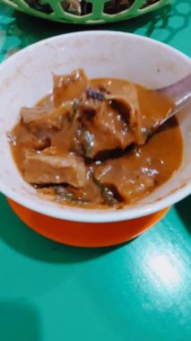 Coto Makassar: Tipik Makassar yemekleri, Endonezya çorbası ve bifteği. 