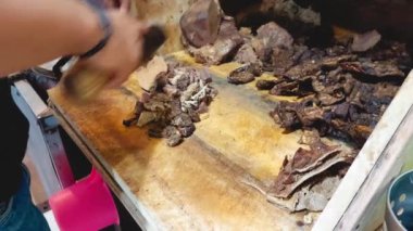 Coto Makassar, sığır eti ve ciğerleri ahşap bir kapta dilimler, tipik bir Bugis yiyeceği.