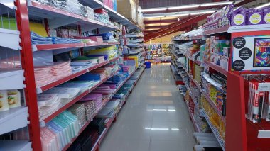 Koridordaki atmosfer ya da süpermarketteki kitaplık ziyaretçi alamıyor.