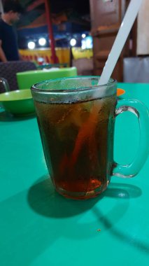 Masanın üzerinde bir fincan tatlı çay: dikey