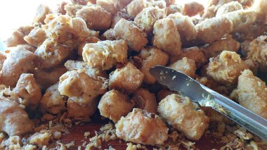 Sebzelerle doldurulmuş kızarmış tofu sergilenir ve satılır.