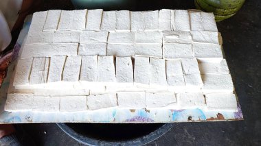 Tofu sagodan yapılır, kızartılmadan önce dilimlenir ve dizilir..