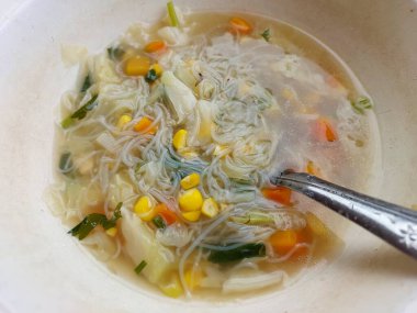 Çorba veya sebze, salatalık, havuç, tatlı mısır..