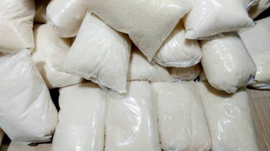 Plastiğe sarılmış granüle şeker yığını..