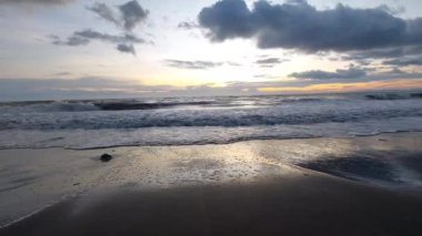 Salopi-Pinrang sahilinde okyanus dalgaları, Makassar, Endonezya