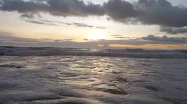 Salopi-Pinrang sahilinde okyanus dalgaları, Makassar, Endonezya