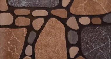 Bahçede taş desenli zemin