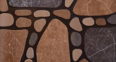 Bahçede taş desenli zemin