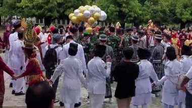 Pinrang-Endonezya, 17 Şubat 2025: Kızıl ve Beyaz Bayrak 'ın göndere çekilmesi ve Endonezya' daki liselerden birine balon bırakılması.