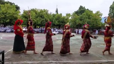 Pinrang, Güney Sulawesi, 22 Eylül 2025: Bugis geleneksel dansı Pinrang 'daki bir lisede OSIS başkanının seçilmesi sırasında gerçekleştirildi..