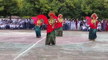 Pinrang, Güney Sulawesi, 22 Eylül 2025: Bugis geleneksel dansı Pinrang 'daki bir lisede OSIS başkanının seçilmesi sırasında gerçekleştirildi..
