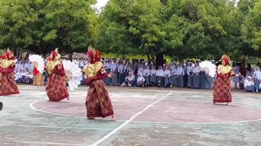 Pinrang, Güney Sulawesi, 22 Eylül 2025: Bugis geleneksel dansı Pinrang 'daki bir lisede OSIS başkanının seçilmesi sırasında gerçekleştirildi..