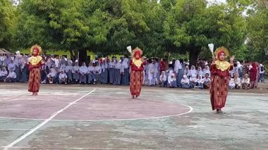 Pinrang, Güney Sulawesi, 22 Eylül 2025: Bugis geleneksel dansı Pinrang 'daki bir lisede OSIS başkanının seçilmesi sırasında gerçekleştirildi..