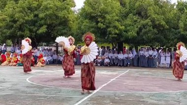 Pinrang, Güney Sulawesi, 22 Eylül 2025: Bugis geleneksel dansı Pinrang 'daki bir lisede OSIS başkanının seçilmesi sırasında gerçekleştirildi..