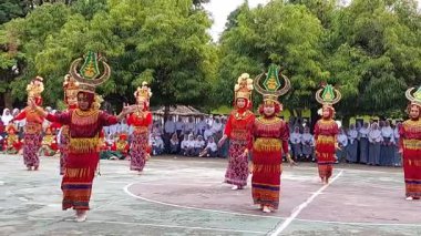 Pinrang, Güney Sulawesi, 22 Eylül 2025: Bugis geleneksel dansı Pinrang 'daki bir lisede OSIS başkanının seçilmesi sırasında gerçekleştirildi..