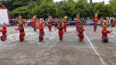 Pinrang, Güney Sulawesi, 22 Eylül 2025: Bugis geleneksel dansı Pinrang 'daki bir lisede OSIS başkanının seçilmesi sırasında gerçekleştirildi..