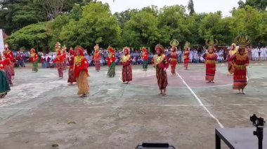 Pinrang, Güney Sulawesi, 22 Eylül 2025: Bugis geleneksel dansı Pinrang 'daki bir lisede OSIS başkanının seçilmesi sırasında gerçekleştirildi..