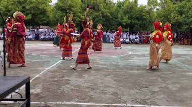 Pinrang, Güney Sulawesi, 22 Eylül 2025: Bugis geleneksel dansı Pinrang 'daki bir lisede OSIS başkanının seçilmesi sırasında gerçekleştirildi..