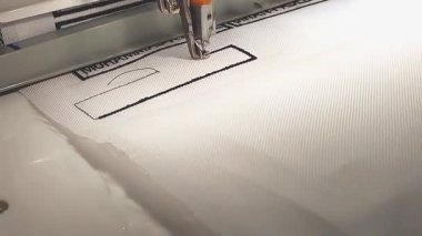 Nakış makinesine isim levhasının işleme ya da nakış işlemesi. Nakış makinası. yazıcı makinesi