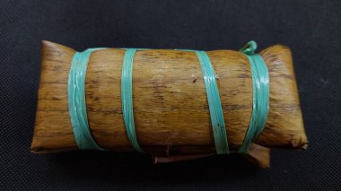 Burasa veya buras, Hindistan cevizi sütü ve muz yapraklarına sarılmış bir Endonezya pirinç hamuru türüdür. Güney Sulawesi, Endonezya 'daki Bugis ve Makassar halkının lezzeti..