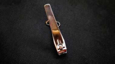 Paslanmaz çelik tırnak makası siyah arka planda izole edilmiş, yakın çekim manzaralı. Tırnak makası manzarası. Kişisel hijyen ekipmanı, manikür ve pedikür kavramı.