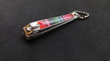 Paslanmaz çelik tırnak makası siyah arka planda izole edilmiş, yakın çekim manzaralı. Tırnak makası manzarası. Kişisel hijyen ekipmanı, manikür ve pedikür kavramı.