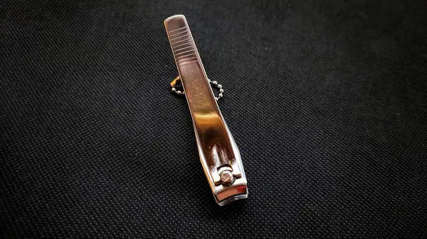 Paslanmaz çelik tırnak makası siyah arka planda izole edilmiş, yakın çekim manzaralı. Tırnak makası manzarası. Kişisel hijyen ekipmanı, manikür ve pedikür kavramı.