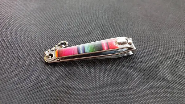 Paslanmaz çelik tırnak makası siyah arka planda izole edilmiş, yakın çekim manzaralı. Tırnak makası manzarası. Kişisel hijyen ekipmanı, manikür ve pedikür kavramı.