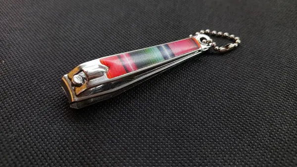 Paslanmaz çelik tırnak makası siyah arka planda izole edilmiş, yakın çekim manzaralı. Tırnak makası manzarası. Kişisel hijyen ekipmanı, manikür ve pedikür kavramı.