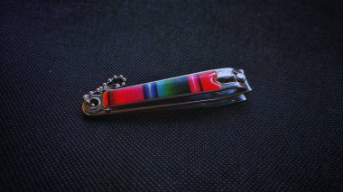 Paslanmaz çelik tırnak makası siyah arka planda izole edilmiş, yakın çekim manzaralı. Tırnak makası manzarası. Kişisel hijyen ekipmanı, manikür ve pedikür kavramı.