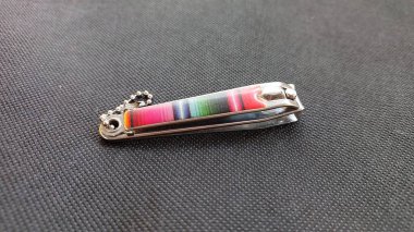 Paslanmaz çelik tırnak makası siyah arka planda izole edilmiş, yakın çekim manzaralı. Tırnak makası manzarası. Kişisel hijyen ekipmanı, manikür ve pedikür kavramı.