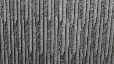 Çinko 'nun soyut dokusu, tekrar eden yatay dalgalı desenli kaba bir görüntüdür. Yüzey metalden yapılmış gibi görünüyor, bir vida görünür. Endüstriyel ve dengesiz..