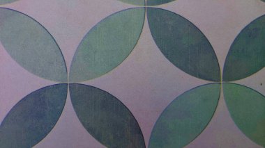 Üst üste binen dairesel geometrik desenlerle zeminin görsel soyut dokusu tekrarlayan ve dinamik bir izlenim yaratır. Yüzey yumuşak yeşil ve mavi renk varyasyonlarıyla pürüzsüz görünüyor.
