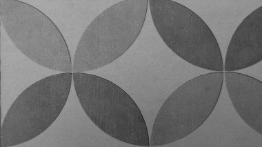 Üst üste binen dairesel geometrik desenlerle zeminin görsel soyut dokusu tekrarlayan ve dinamik bir izlenim yaratır. Yüzey yumuşak yeşil ve mavi renk varyasyonlarıyla pürüzsüz görünüyor.