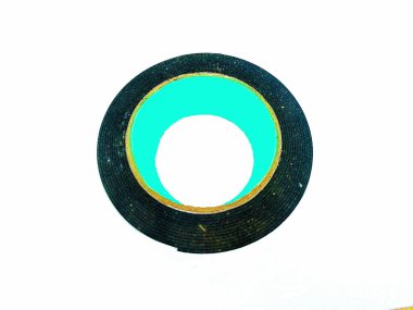 Siyah çift taraflı yapıştırıcı bant. Çift taraflı köpük bandın üst görünümü beyaz arkaplanda izole edildi.