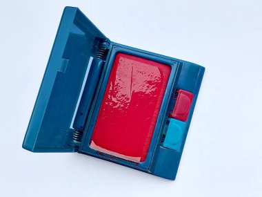 Mürekkep pedi. İki renk pul, beyaz arkaplanda mavi ve kırmızı.