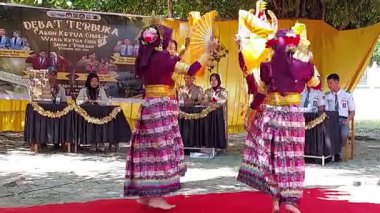 Pinrang, Güney Sulawesi, 22 Eylül 2025: Bugis geleneksel dansı Pinrang 'daki bir lisede OSIS başkanının seçilmesi sırasında gerçekleştirildi..