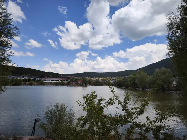 Parktaki nehir manzarası