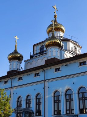 Tapınak ve altın kubbeler