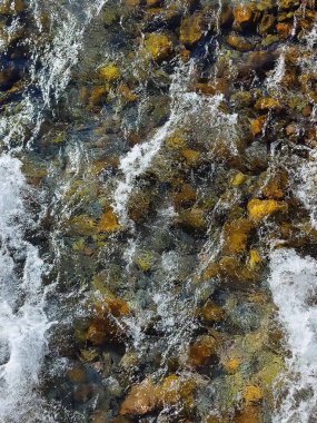 Dağda bir sonbahar nehrinde taşlar