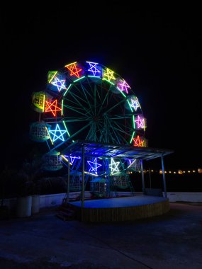 Phuket, Tayland 'da Neon-Lit Ferris Wheel Against the Night Sky