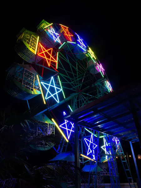 Phuket, Tayland 'da Neon-Lit Ferris Wheel Against the Night Sky